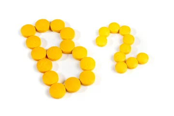 Badezimmer Foto Rückwand Vitamin B 2 Pills isolated - B2 on white background © ExQuisine