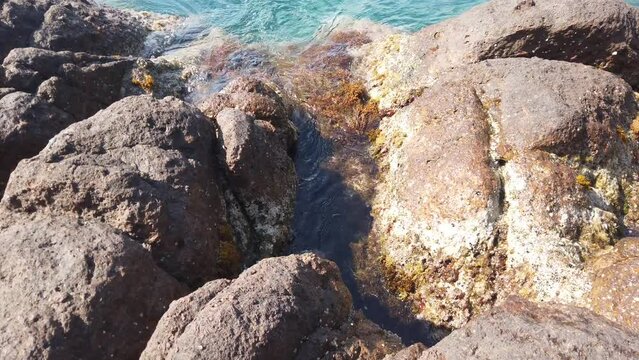 Mer méditerranée avec des roches
