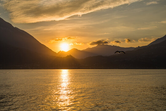Tramonto con lago e montagne