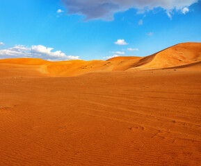 Hot deserts of the southeastern part of the Arabian Peninsula. Orange barchan dune (inland sandhill areas, drift sands) in January