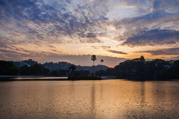 Naklejka premium Kandy Lake on sunset