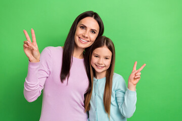 Portrait of two people mother daughter toothy smile show v-sign isolated on bright green color background - obrazy, fototapety, plakaty