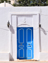 Tunezja Djerbahood, 04 kwiecień 2024, ozdobne biało niebieskie wejscie do domu