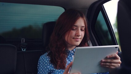 girl tablet car face smile window, young woman tablet, holiday distance learning, digital learning journey, relaxed holiday study, window seat view, remote education travel, digital student traveler - obrazy, fototapety, plakaty