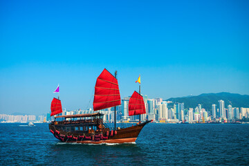 Tourist sailboat in Hong Kong, China - obrazy, fototapety, plakaty