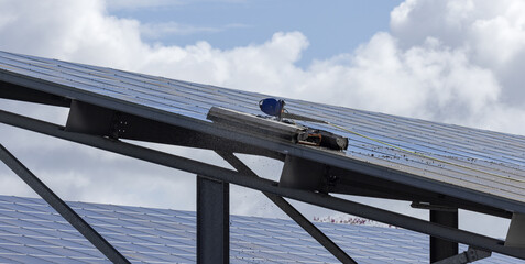Nettoyage de panneaux solaires avec un robot nettoyeur - 787370036