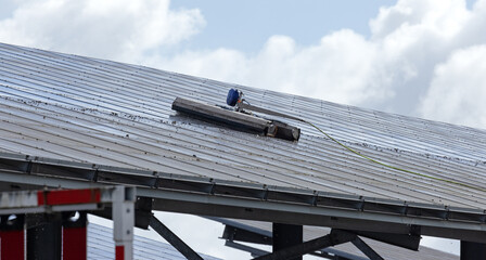 Nettoyage de panneaux solaires avec un robot nettoyeur - 787370038