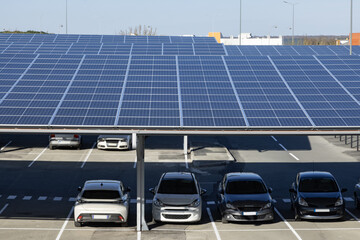 Installation de panneaux photovoltaïque sur le toit d'un parking - 787370044