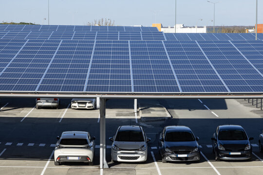Installation de panneaux photovolta&iuml;que sur le toit d'un parking