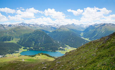 Fototapeta na wymiar view from Parsenn hiking trail to Rhaetian alps, switzerland