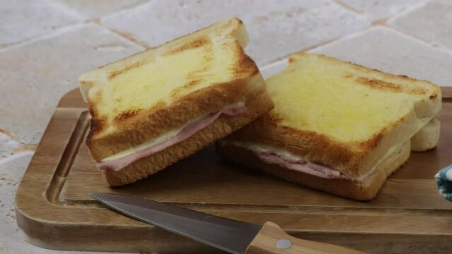 croque-monsieur, en gros plan, sur une table