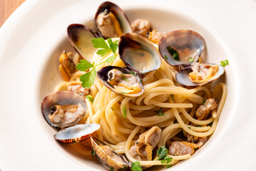 Spaghetti conditi con vongole veraci e prezzemolo, pasta italiana, cibo mediterraneo  - 787384293