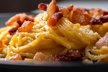 Piatto di deliziosi e cremosi spaghetti alla carbonara, una ricetta tipica di pasta della cucina...