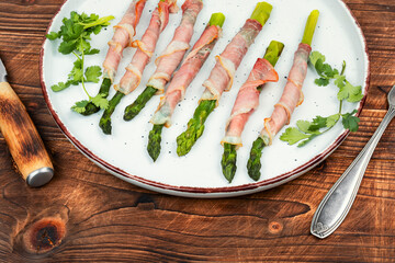 Green asparagus in bacon.
