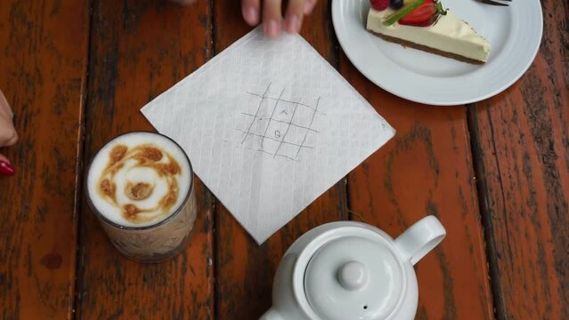 plays the game tic tac toe