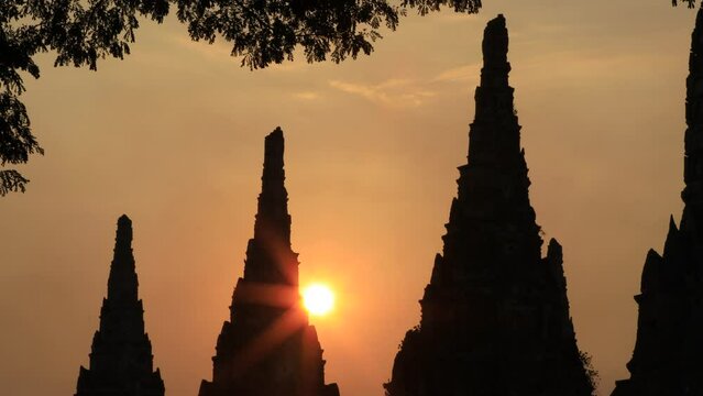 The background of the video is of the evening sun falling on an ancient ancient site in Ayutthaya, Thailand. Wat Chaiwatthanaram Wat Yai Chai Mongkol It is ancient and worth studying its history.