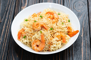 Instant noodle with shrimps and onion