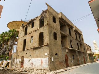 ancien bâtiment colonial en ruine dans la vieille ville de Saint Louis au Sénégal en Afrique de l'Ouest