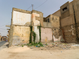 ancien bâtiment colonial en ruine dans la vieille ville de Saint Louis au Sénégal en Afrique de l'Ouest - obrazy, fototapety, plakaty