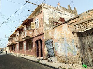 Fototapeta na wymiar ancien bâtiment colonial en ruine dans la vieille ville de Saint Louis au Sénégal en Afrique de l'Ouest