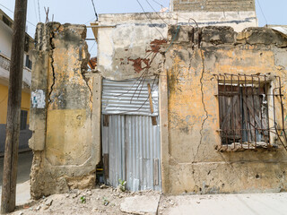 ancien bâtiment colonial en ruine dans la vieille ville de Saint Louis au Sénégal en Afrique de l'Ouest - obrazy, fototapety, plakaty