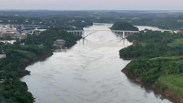 Ponte da Amizade in Foz do Igua&ccedil;u. Aerial view of the Friendship Bridge that marks the border between Brazil and Paraguay and connects Foz do Igua&ccedil;u to Ciudad del Este. Paran&aacute; river.