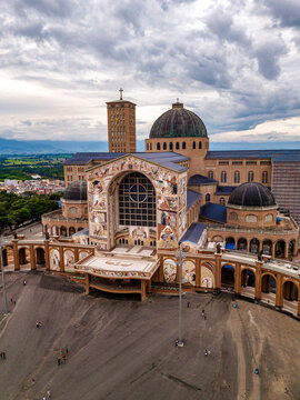Santu&aacute;rio Nacional de Nossa Senhora Aparecida. Fachada Sul.