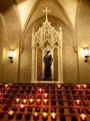 Intérieur église statuette bougies
