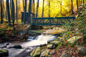 Herbst im Ilsetal. Wasserfall und gefärbter Wald