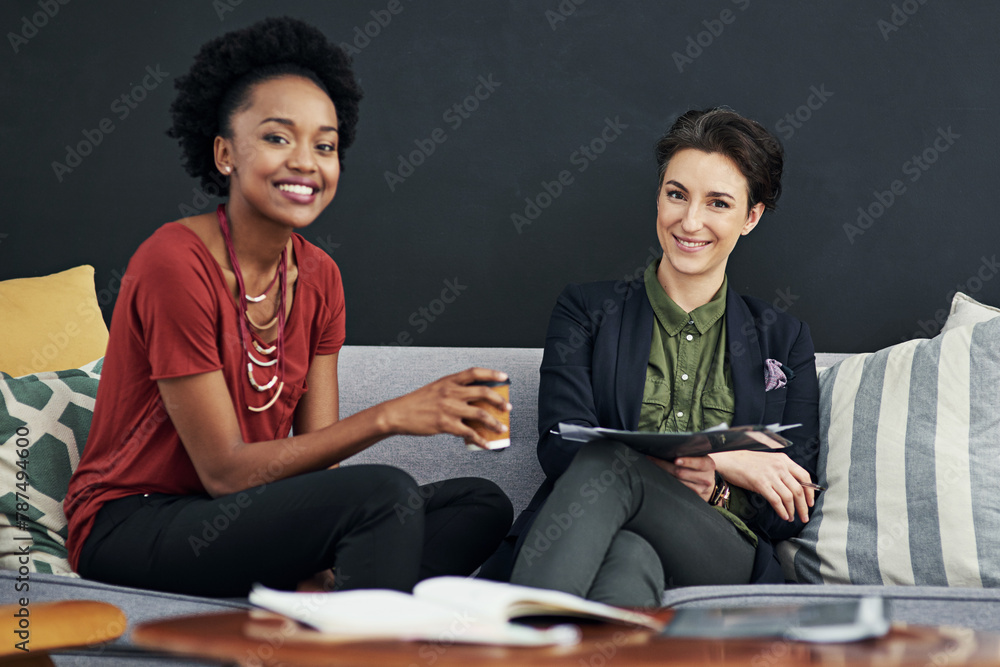 Aufkleber woman, smile and teamwork in sofa with planning for meeting on brainstorming and collaboration for p