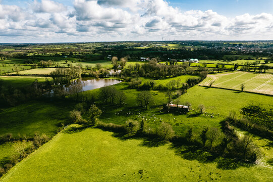 Paysage du bocage bressuirais dans le d&eacute;partement des Deux-S&egrave;vres vu depuis un drone
