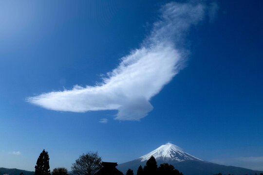 富士に浮雲