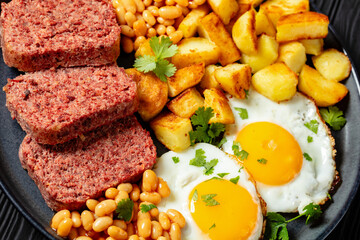 corned beef, baked beans, potatoes and fried eggs - obrazy, fototapety, plakaty