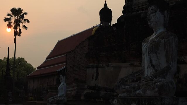 The background of the video is of the evening sun falling on an ancient ancient site in Ayutthaya, Thailand. Wat Chaiwatthanaram Wat Yai Chai Mongkol It is ancient and worth studying its history.