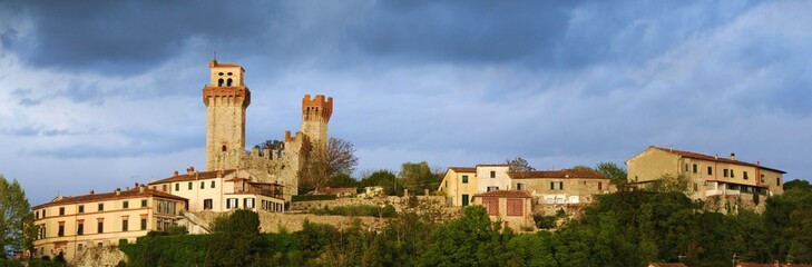 Italia, opera dell'architettura, antico borgo fortificato Castello di Nozzano, Lucca, Toscana - obrazy, fototapety, plakaty