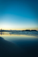 湘南の白い杭と海と江ノ島