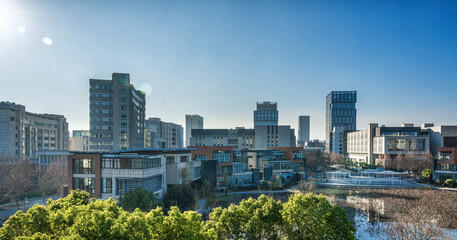 Obraz premium Urban Morning Light on Park with Architectural Skyline
