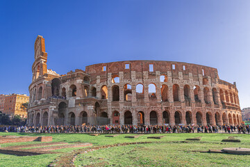 El Coliseo Romano, es un anfiteatro de la época del Imperio romano, construido en el siglo i. Está ubicado en el este del Foro Romano, y fue el más - obrazy, fototapety, plakaty