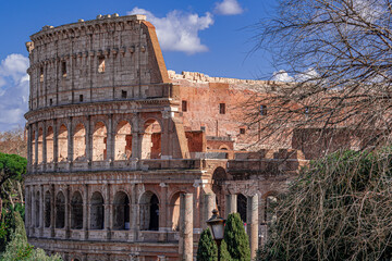 El Coliseo Romano, es un anfiteatro de la época del Imperio romano, construido en el siglo i. Está ubicado en el este del Foro Romano, y fue el más - obrazy, fototapety, plakaty