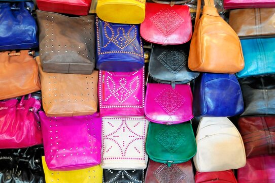 Fez, Bazaar, A wall full of colourful leather handbags in a regular arrangement, Northern Morocco, Morocco, Africa