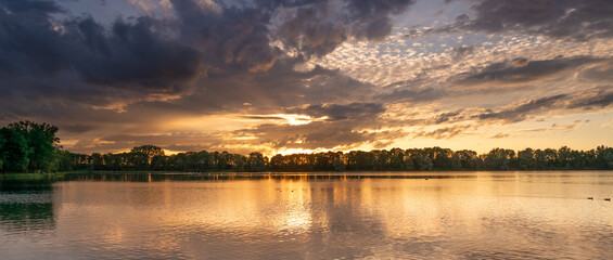 Sunset Feringasee em Munich na Alemanha