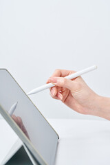 スタイラスペンを操作する女性の手元