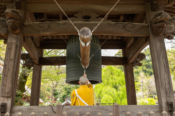 鐘をつく坊主