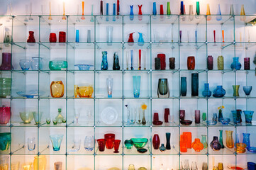 趣味で集めたカラフルなガラス食器を飾っている棚