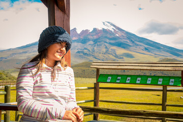 Hermosa mujer junto al volcán Cotopaxi, Ecuador