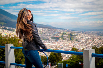 Hermosa mujer en Quito, Ecuador