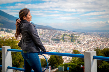 Hermosa mujer latina, con chaqueta de cuero en Quito