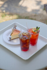 커피와 디저트가 함께하는 야외 카페