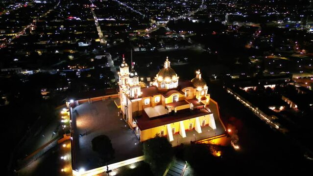 Una iglesia sobre una pir&aacute;mide en Cholula, Puebla