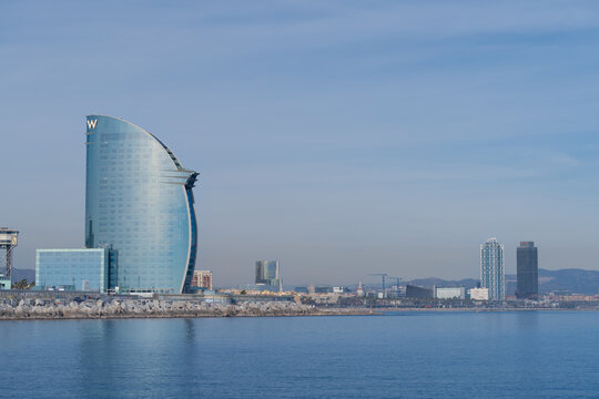 Barcelona España - 26 de enero de 2024: Hotel W Barcelona a un lado del Puerto de Barcelona.